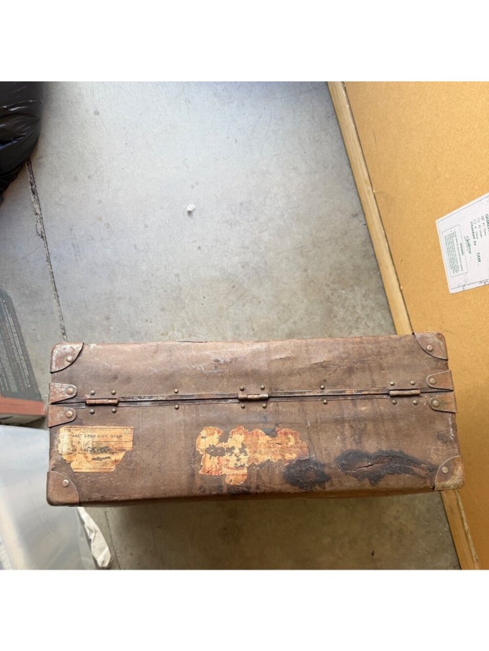 Antique Leather Hard-Shell Suitcase With Brass Hardware Patina & Railway Express - Picture 5 of 10